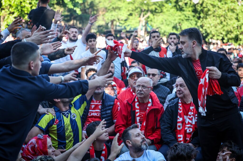 Binlerce Bursalı omuz omuza