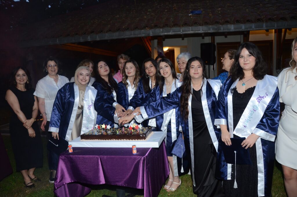 Kır Çiçekleri Mezuniyet Coşkusunu Kep Atarak Kutladı