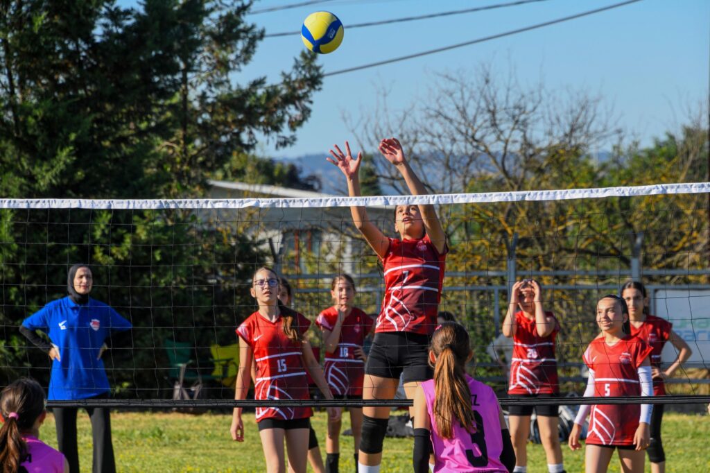 Mini voleybol şenliği başladı