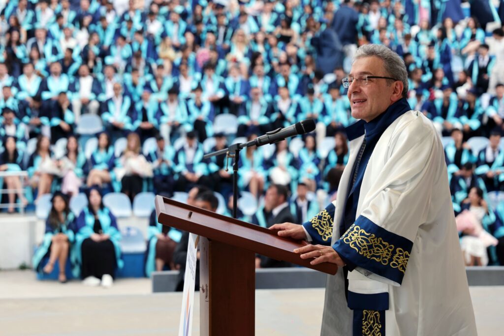 DEÜ İzmir Meslek Yüksekokulu’nda Mezuniyet Heyecanı