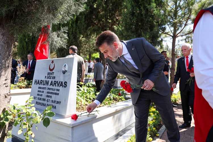 15 Temmuz programı şehitlikle başladı