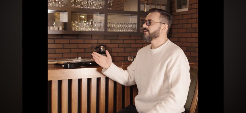 Yusuf Alp, Ela Gözlü’yle vitrine çıktı