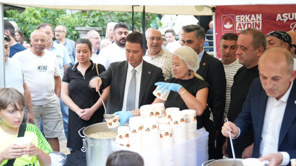 Osmangazi’de aşure bereketi paylaşıldı