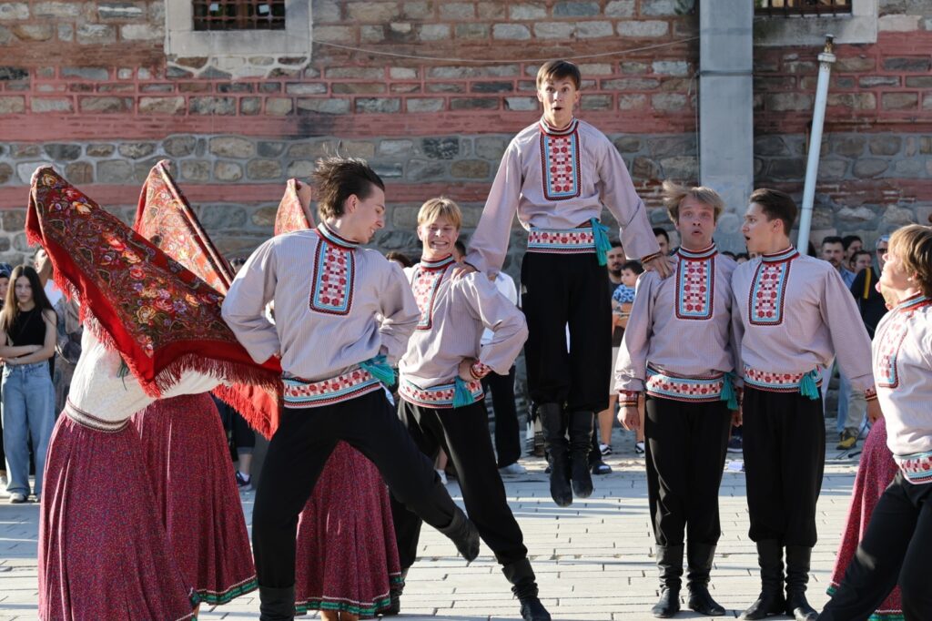 Dünya dansları sokaklara taştı