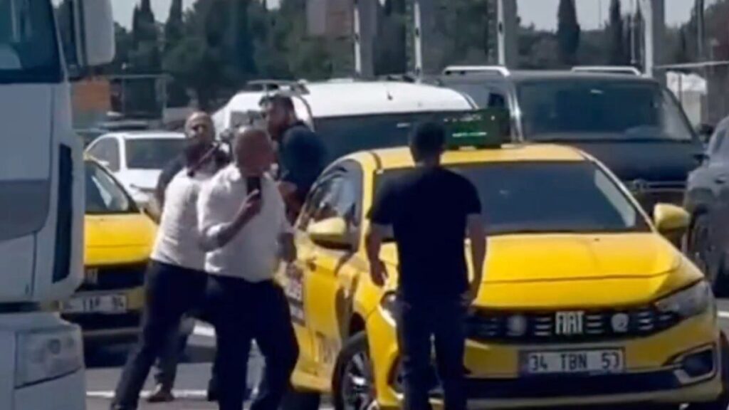İstanbul’da Taksi Sürücüleri Arasında Sokak Kavgası