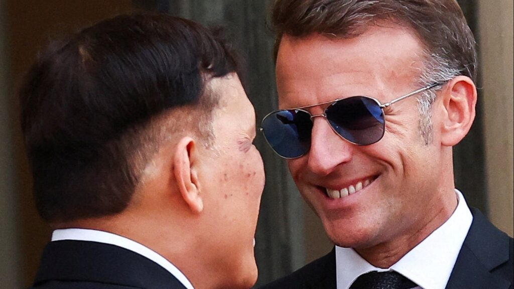 Macron’un Diz Çöktüğü İddiası Yapay Zeka Çıktı