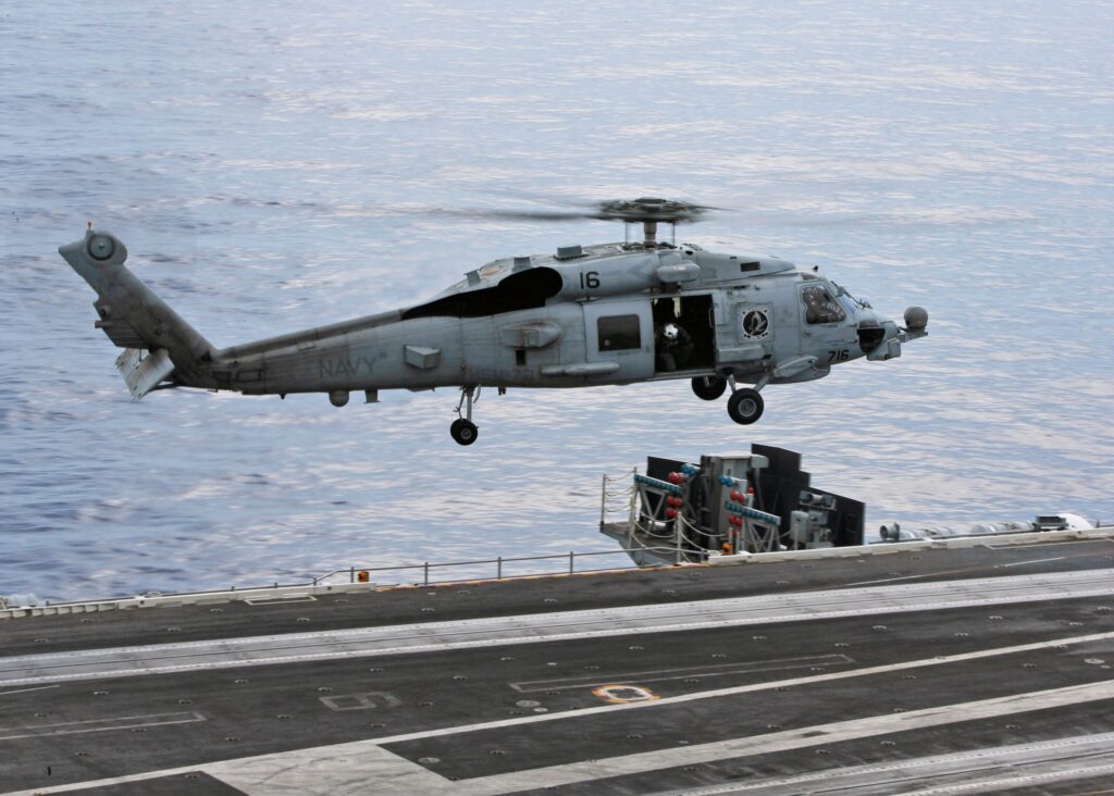 MH-60S Helikopteri Umman Denizi’ne Acil İniş Yaptı