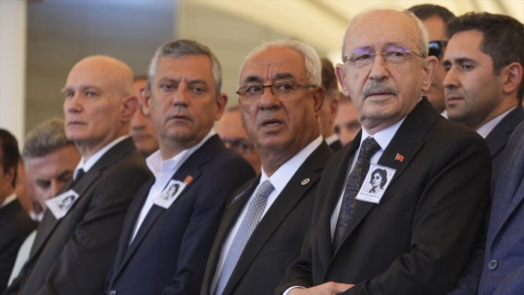 Özgür Özel ile Kılıçdaroğlu’nun Cenaze Karşılaşması