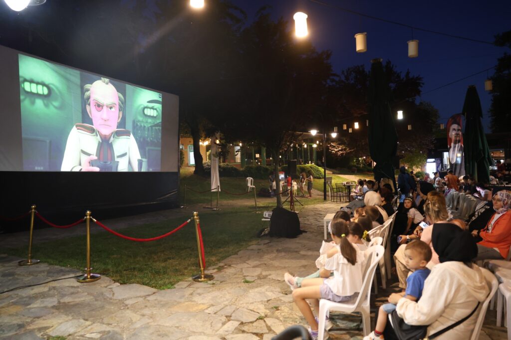 Çocuklara yazlık sinema şöleni