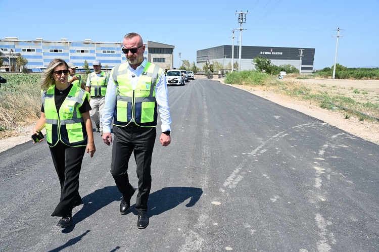Karacabey’de asfalt mesaisi sürüyor