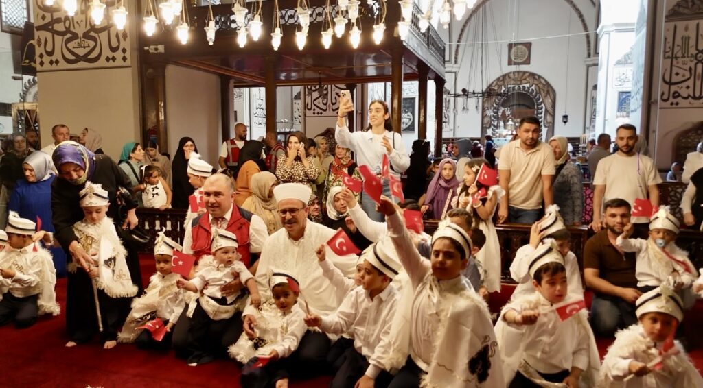 Vakıf geleneği Bursa’da yaşatıldı! Tophane Meydanı’nda sünnet şöleni