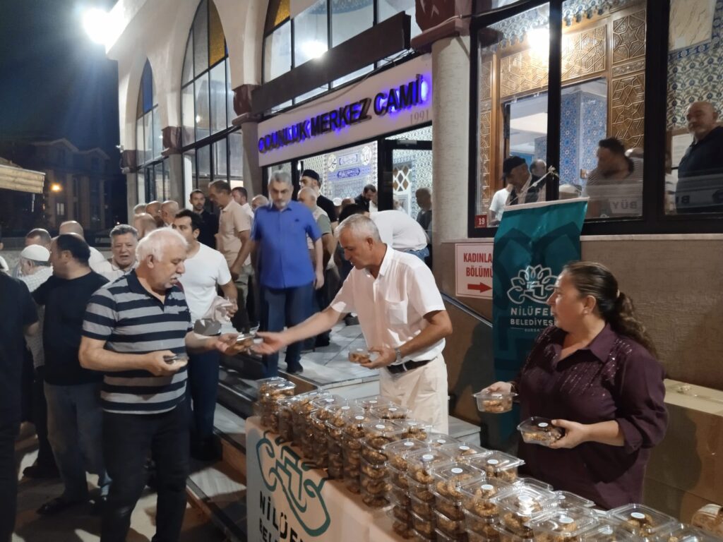 Nilüfer’de kandil bereketi dağıtıldı