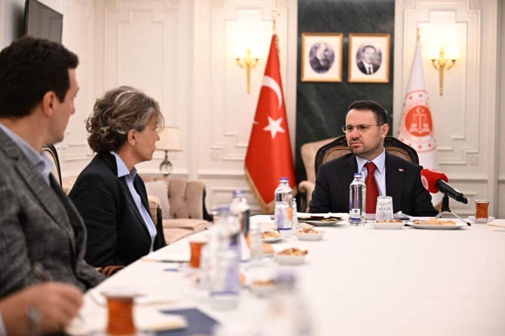 Bakan Gürlek, Behçet Oktay ve Uğur Mumcu aileleriyle görüştü