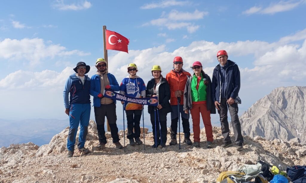 Dağcılar zafer için tırmandı