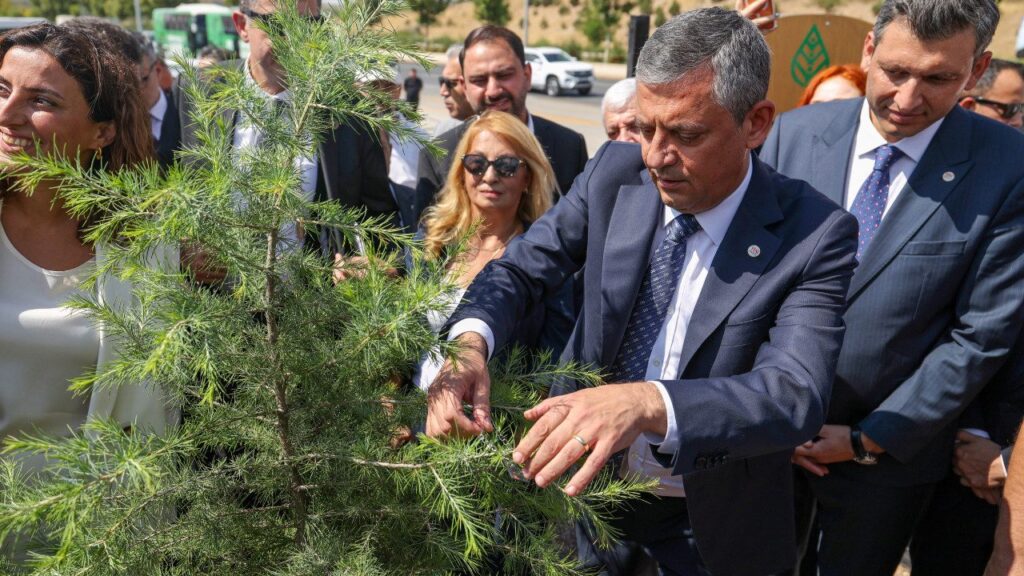 Özgür Özel YENİ Parti fidanını dikti