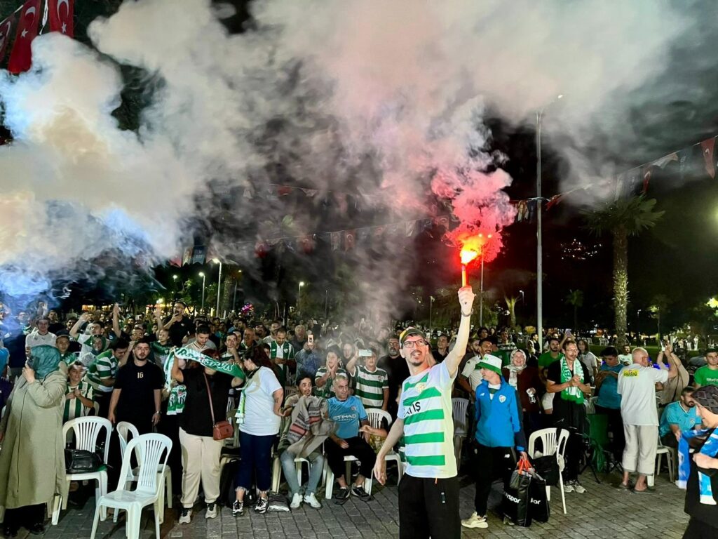 Kültürpark’ta omuz omuza zafer