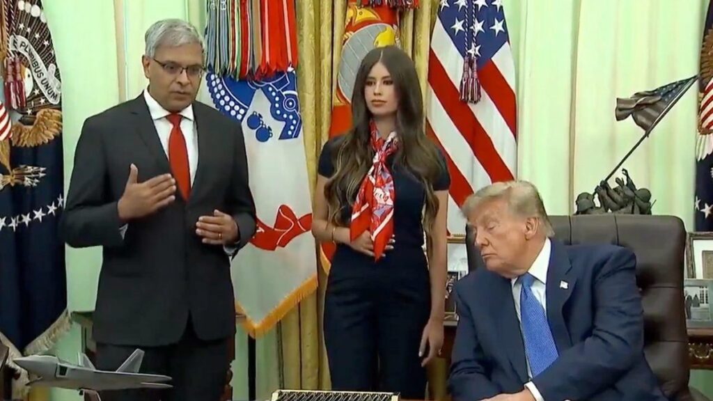 Trump’ın Tören Sırasında Uyanık Kalma Güçlüğü