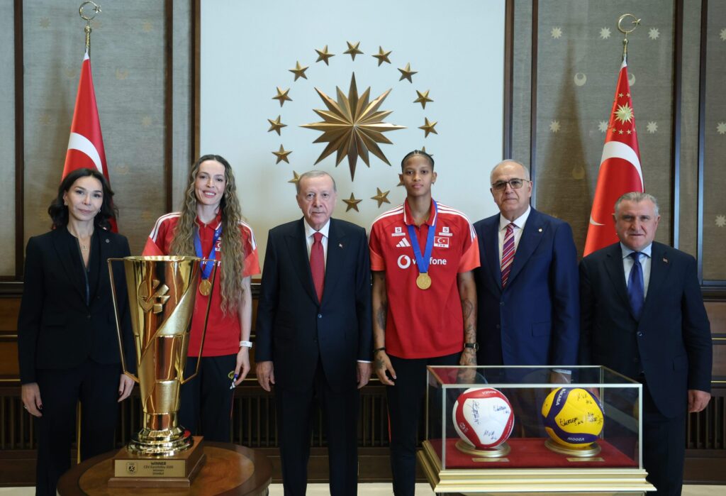 Cumhurbaşkanı Erdoğan milli voleybolcuları kabul etti