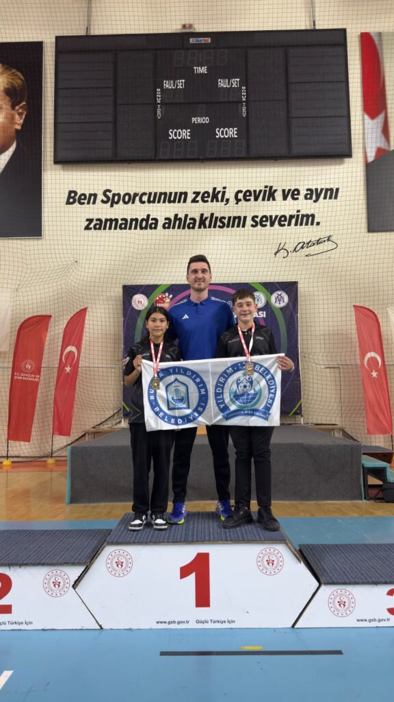 Genç dartçılar hedefi vurdu