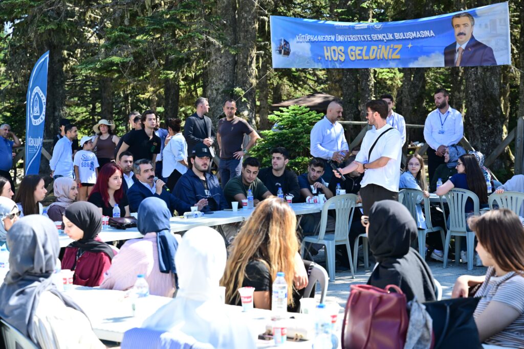Yıldırımlı gençler zirvede eğlendi