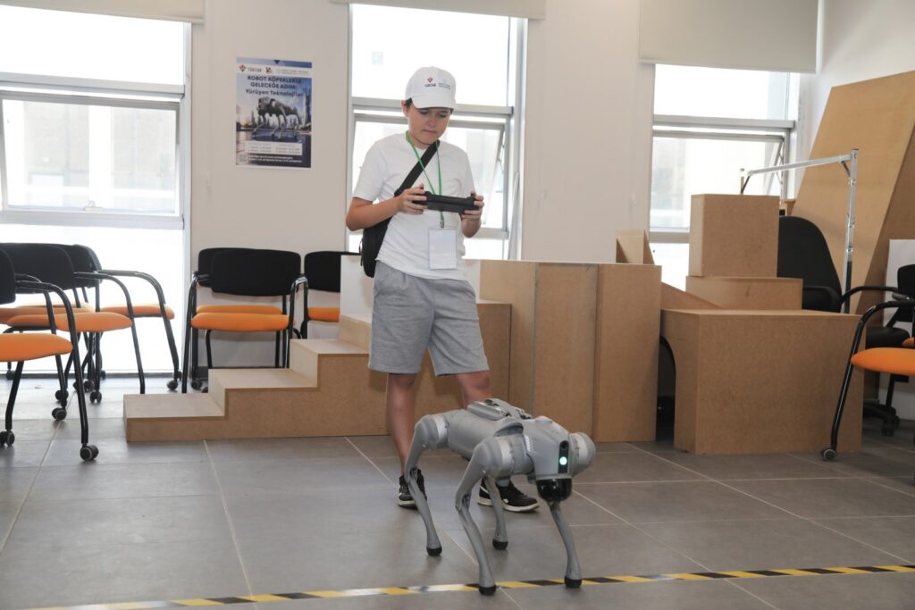Öğrenciler robot köpekleri kodladı