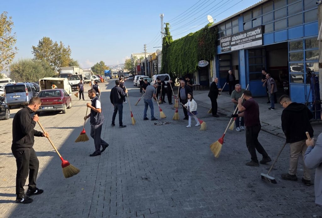 İnegöl esnafı sokağı temizledi
