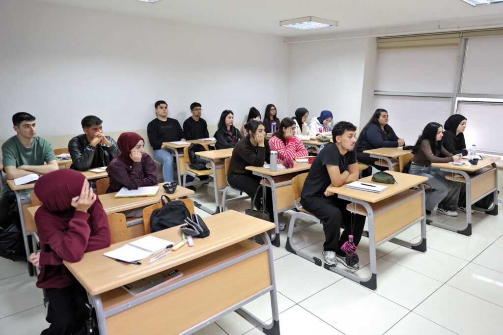 Üniversite yolunda Büyükşehir desteği