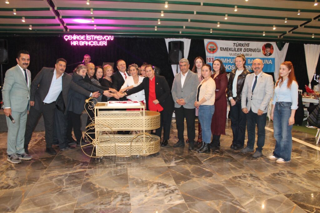 Emeklilerden anlamlı Cumhuriyet kutlaması