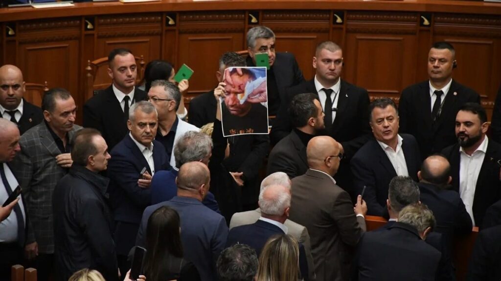 Arnavutluk’ta mecliste milletvekilleri arasında kavga çıktı