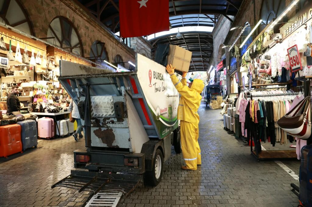 Osmangazi’de kesintisiz temizlik mesaisi