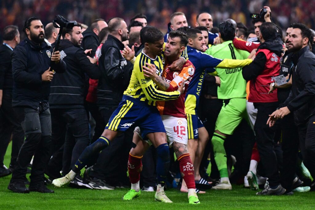 Galatasaray Fenerbahçe Derbisinde Kavga Çıktı