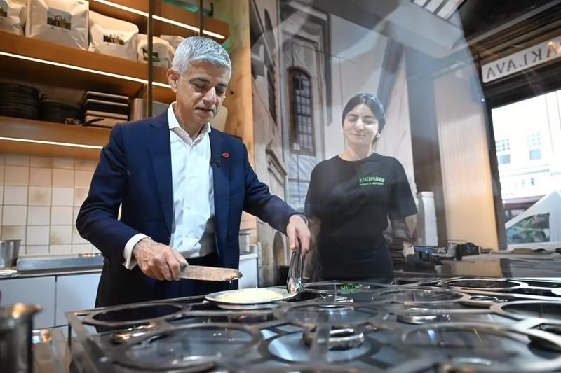 Londra Belediye Başkanı Türk Restoranını Ziyaret Etti