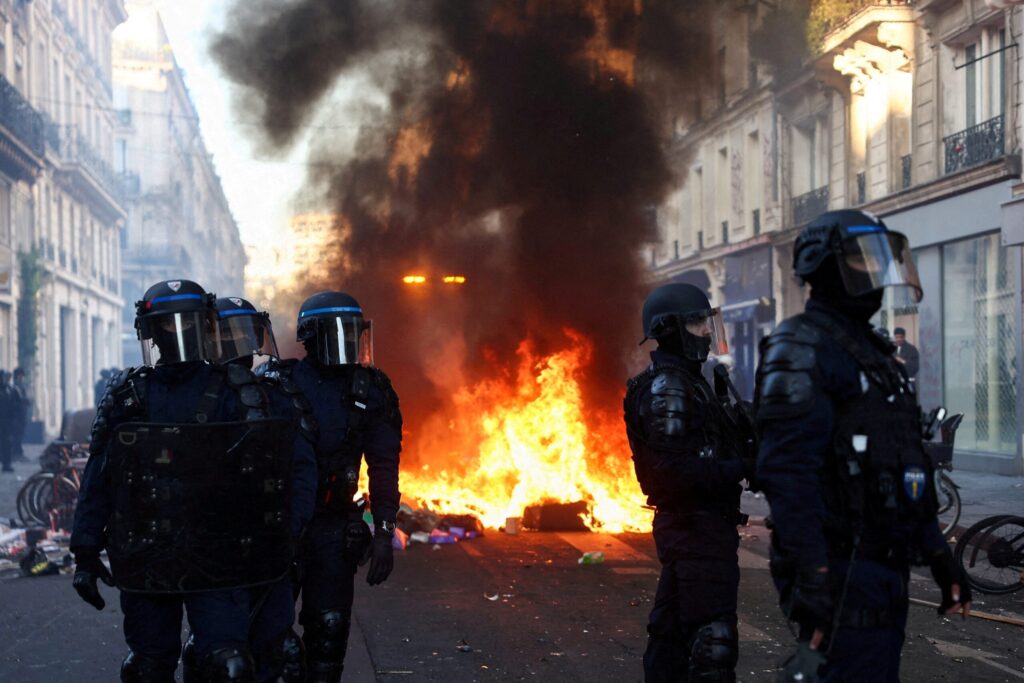 Paris ve diğer kentlerde 149 kişi tutuklandı