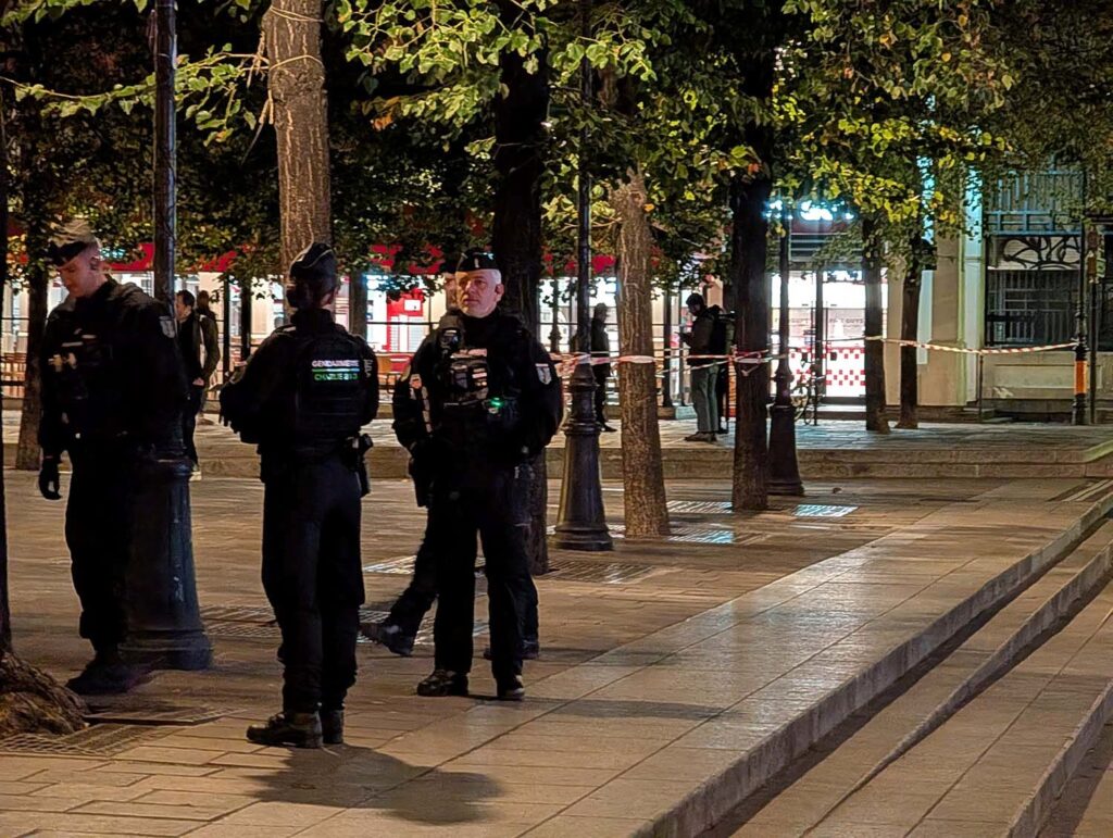 Paris ve diğer kentlerde kısmi sokağa çıkma yasağı