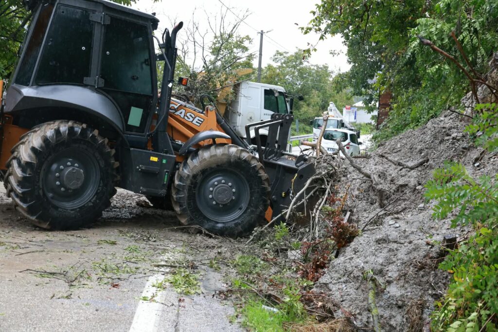 Doğancı yolunda toprak kayması
