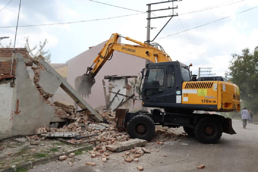 Akmeşe Cumhuriyet Mahallesi’ndeki metruk bina yıkıldı