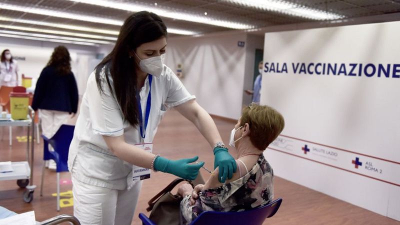 İtalya’da ‘kokteyl aşı’ kararı tartışma yarattı