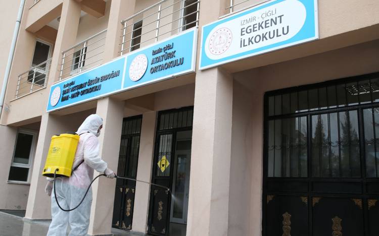 İzmir Çiğli’de okullar dezenfekte ediliyor