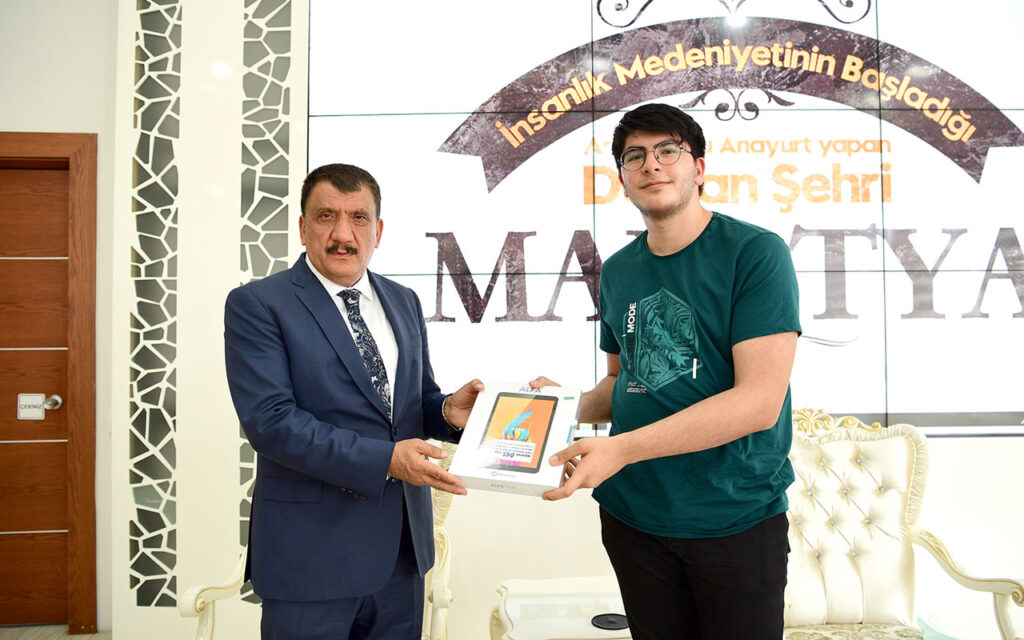 Malatya’da dünya birincisi öğrenciden Başkan Gürkan’a ziyaret