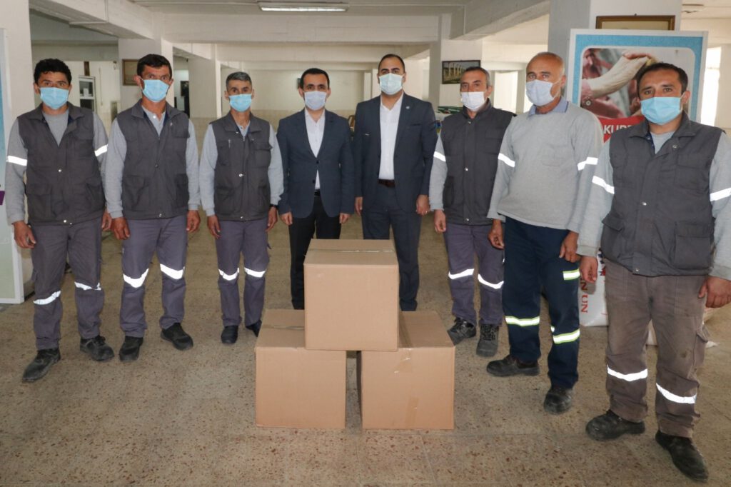 İzmir Bergama’da işçilere gıda yardımı