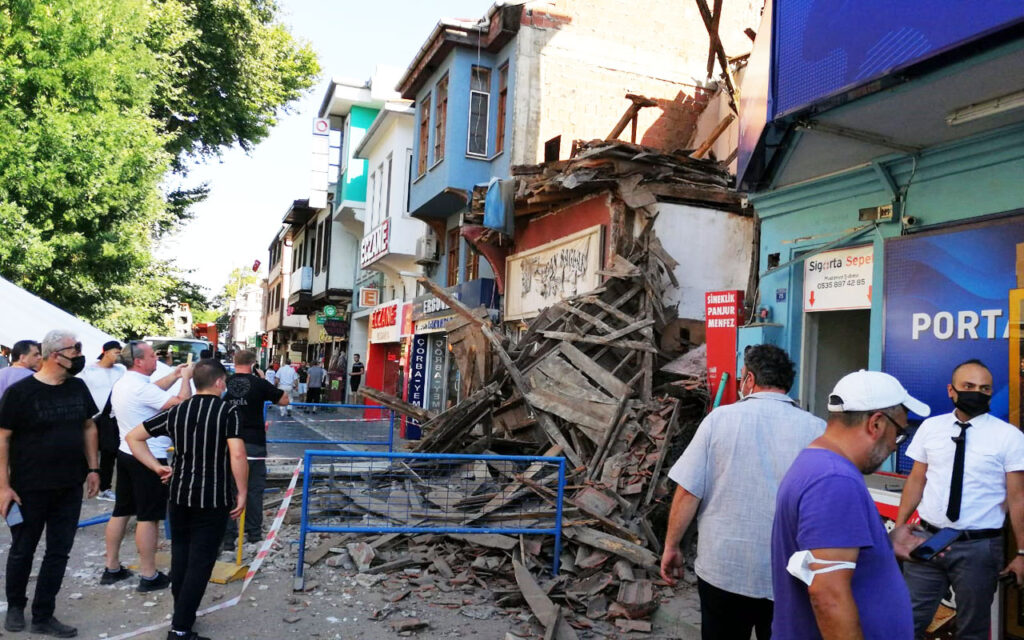 Bursa Mudanya’da metruk bina kendiliğinden yıkıldı!