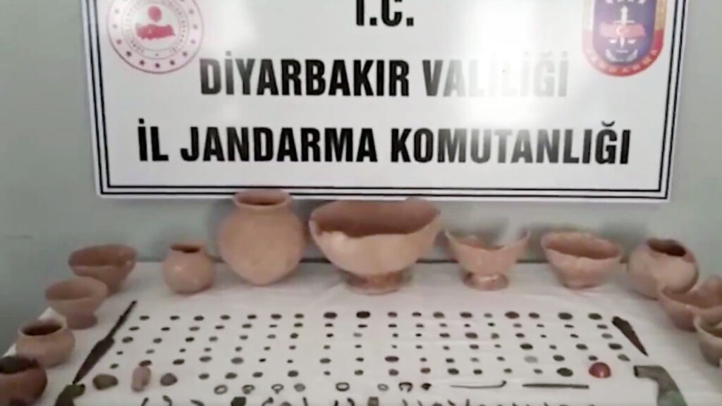 Diyarbakır Jandarması’ndan tarihi eser kaçakçılarına suç üstü