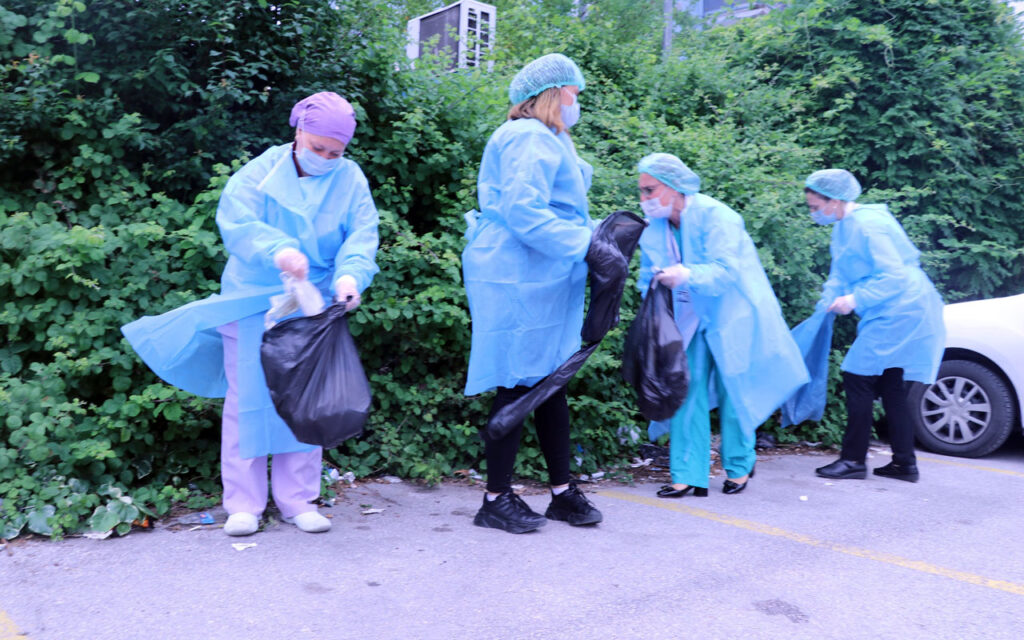 Bursa’da sağlıkçılar sokağa atılan maskeleri topladı