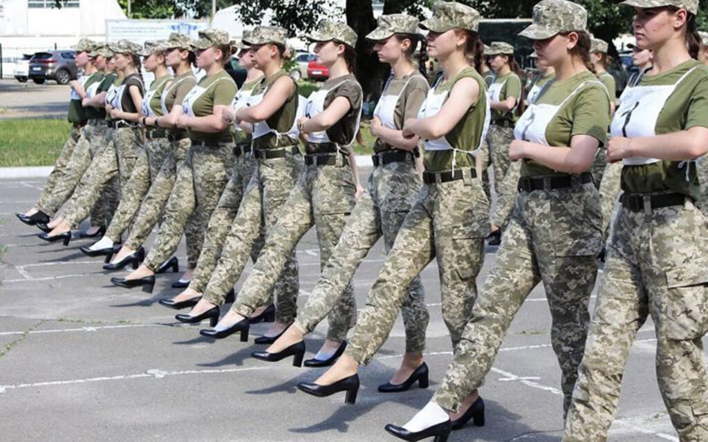 Ukrayna’da kadın askerlere topuklu ayakkabılarla talim yaptırılıyor