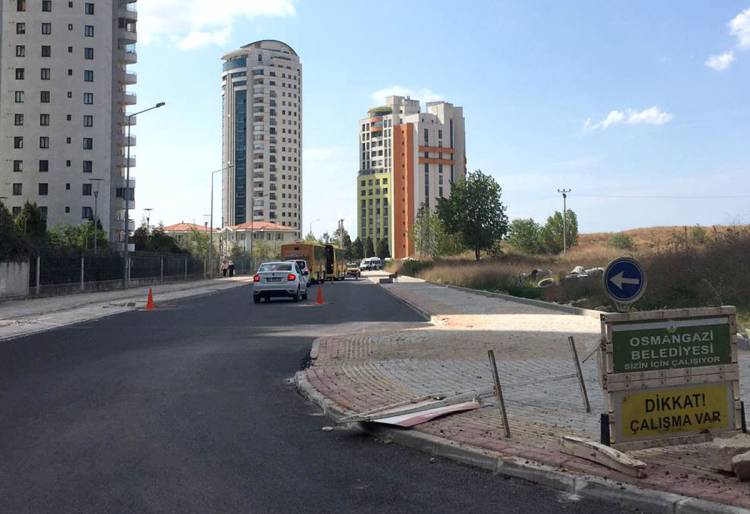 Bursa Osmangazi’de sıcak asfalt serimi
