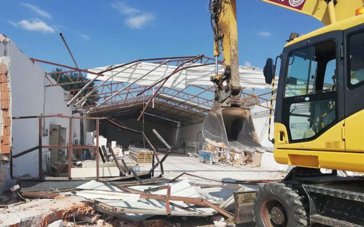Bursa İnegöl’de kaçak fabrika binası yıkıldı