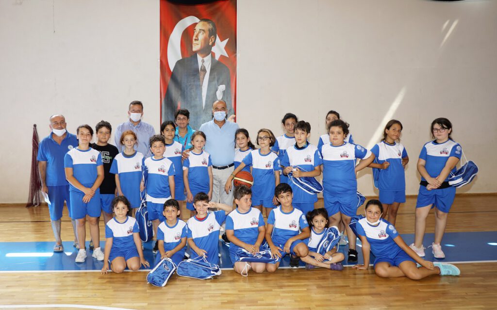 Genç basketbolculara formalar Mudanya Belediye Başkanı’ndan