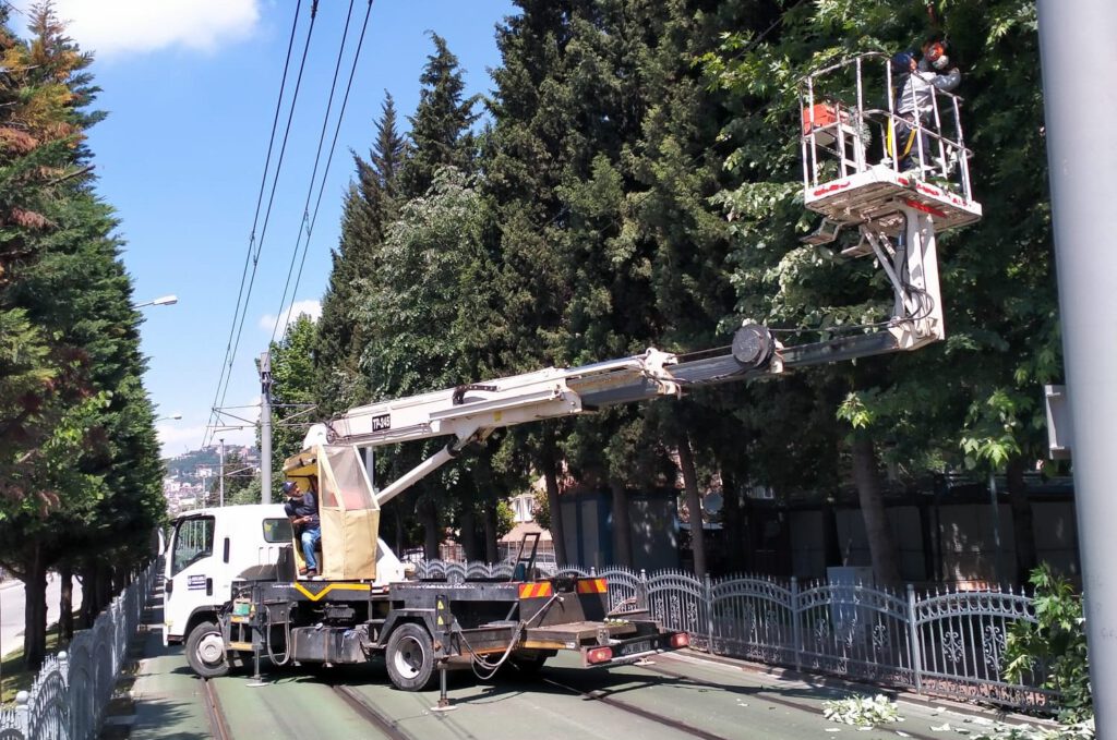 Kocaeli’de tramvay hattına zarar verebilecek dallar budandı