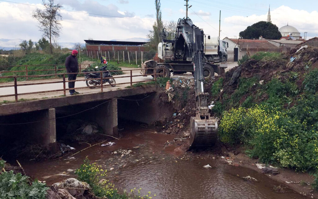 Manisa Salihli’de dere temizlik çalışmaları sürüyor