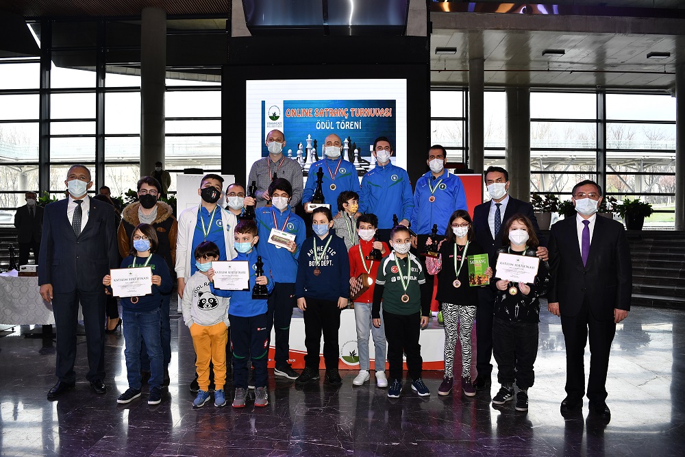 Bursa Osmangazi Belediyesi’nin online satranççıları ödüllerine kavuştu